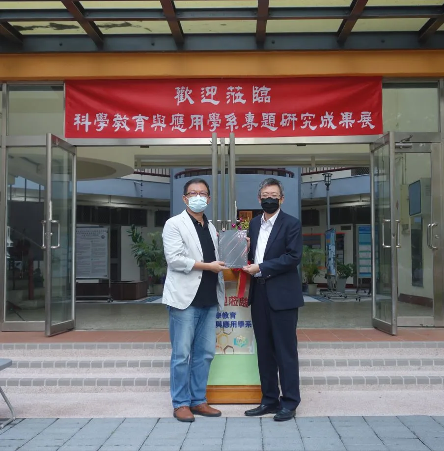 111學年度第 1 學期研究成果展 第1張